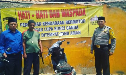 Bhabinkamtibmas Polsek Neglasari Pasang Spanduk Kamtibmas di Masjid Nurul Jihad