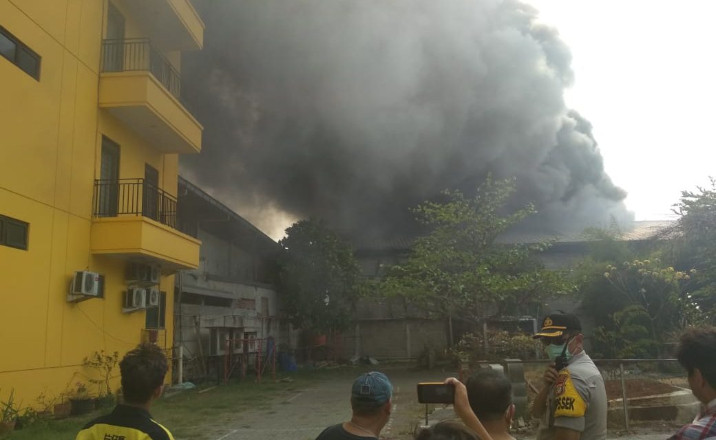 Diduga Akibat Korsleting,Pabrik Bahan Baku Karet Di Benda Terbakar