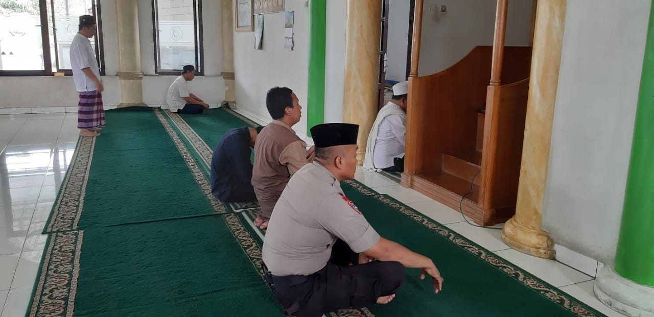 Shalat Berjamaah Salah Satu Cara Bhabinkamtibmas Polsek Jatiuwung Silaturahmi Dengan Masyarakat