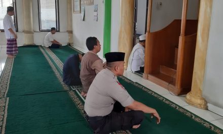 Shalat Berjamaah Salah Satu Cara Bhabinkamtibmas Polsek Jatiuwung Silaturahmi Dengan Masyarakat