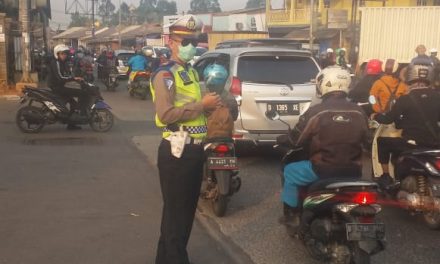 Kanit Lantas Polsek Jatiuwung, Iptu Fahyani Bersama Anggotanya Lakukan Pengaturan di Jl. Gatot Subroto