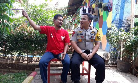 Sambangi Ketua RT.02 Uwung Jaya, Kapolsek Jatiuwung Sampaikan Himbauan Kamtibmas