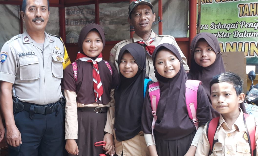 Sambang Polkiss, Bhabinkamtibmas Polsek Cipondoh Ajak Siswa Jaga Kenyamanan Lingkungan Sekolah