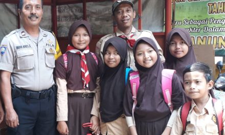 Sambang Polkiss, Bhabinkamtibmas Polsek Cipondoh Ajak Siswa Jaga Kenyamanan Lingkungan Sekolah