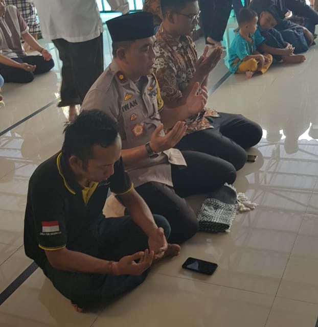 Kegiatan Sholat Jumat berjamaah Kapolsek Batuceper bersama warga Kel.Batuceper di Masjid  Al Muhajirin