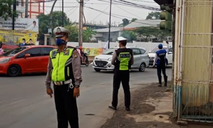 Hadirnya Anggota Lantas Polsek Cipondoh Berikan Kelancaran