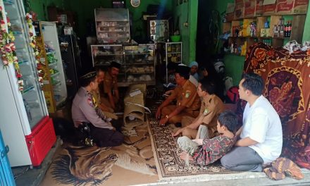 AIPDA TONI BUDI Bhabinkamtibmas Kel.Kebon Besar sambang silaturrahmi Takziah warga yang meninggal dunia