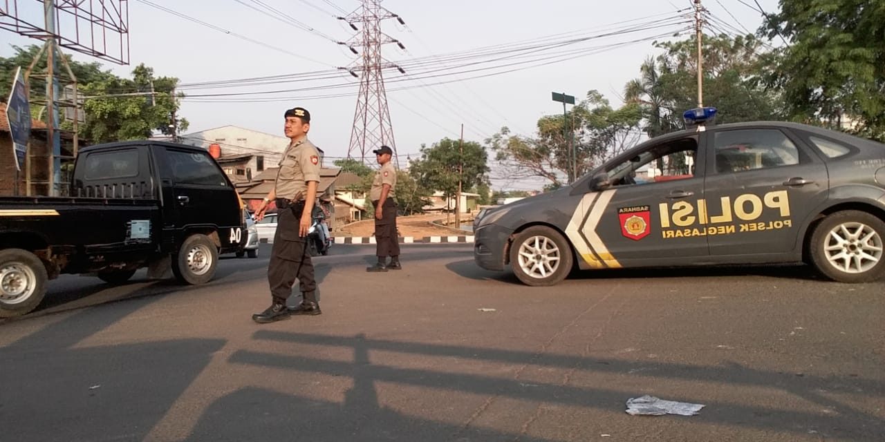 Beri Pelayanan Prima, Samapta Polsek Neglasari Gatur Lalin di Simpang 7