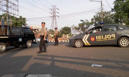 Beri Pelayanan Prima, Samapta Polsek Neglasari Gatur Lalin di Simpang 7