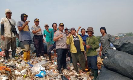 Sambangi Para Pemulung, Kapolsek Neglasari : Polri Bersahabat dengan Seluruh Lapisan Masyarakat