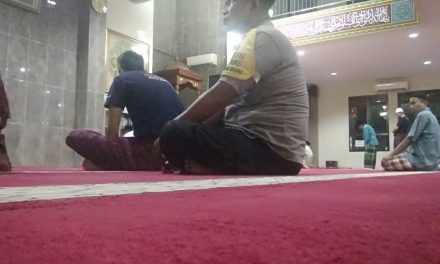 Binmas Polsek Neglasari Ikut Memakmurkan Masjid dengan Jum’at Berkah Bersama Warga