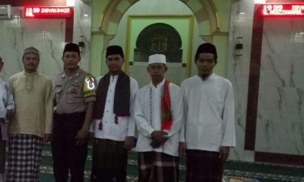 Bripka Marhadi Binmas Polsek Neglasari Sholat Berjamaah bersama Warga