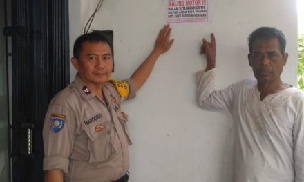 Antisipasi Curanmor, Binmas Selapajang Jaya Pasang Pamflet Himbauan