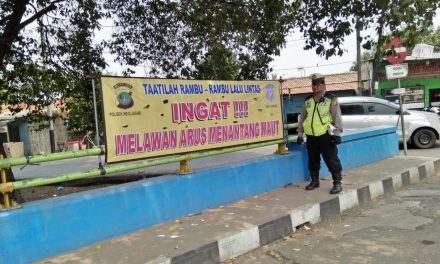 Stop Lawan Arus, Unit Lantas Polsek Neglasari Pajang Spanduk Tertib Lalu Lintas