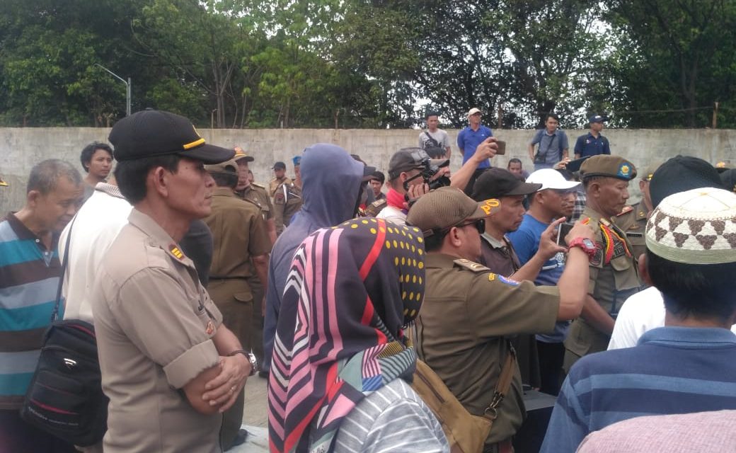 PENYELESAIAN EKSEKUSI LAHAN MAKAM WARENG KELURAHAN KOANG JAYA KARAWACI TANGERANG SEMPAT ADA PERLAWANAN DARI WARGA NAMUN BERJALAN DENGAN KONDUSIF