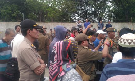 PENYELESAIAN EKSEKUSI LAHAN MAKAM WARENG KELURAHAN KOANG JAYA KARAWACI TANGERANG SEMPAT ADA PERLAWANAN DARI WARGA NAMUN BERJALAN DENGAN KONDUSIF