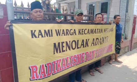 Peduli Kamtibmas Kondusif, Warga Kedaung Wetan Pasang Spanduk Penolakan Radikalisme dan Terorisme