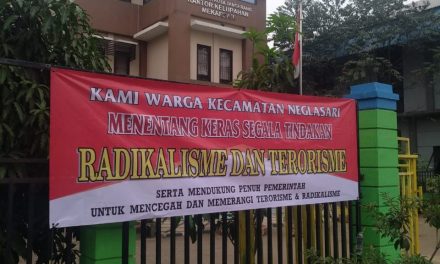 Tolak Terorisme, Warga Mekarsari PAsang Spanduk di Depan Kantor Kelurahan