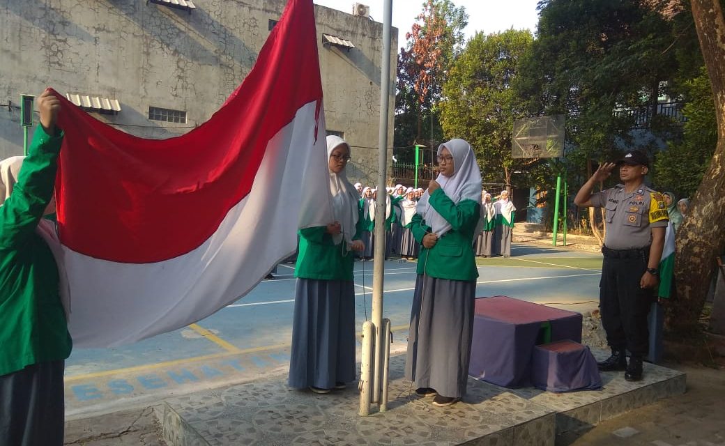 Aiptu Asmad Menjadi Pembina Upacara Di Smk  Kesehatan Asy-Syifa