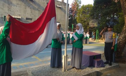 Aiptu Asmad Menjadi Pembina Upacara Di Smk  Kesehatan Asy-Syifa