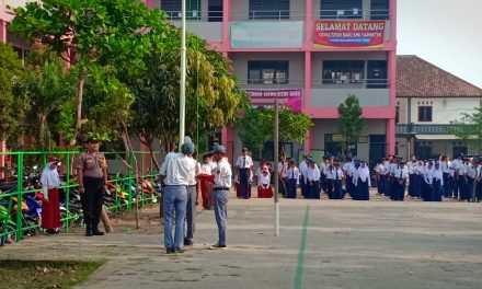 Bhabinkamtibmas Polsek Jatiuwung Jadi Pembina Upacara di SMK YAPINKTEK