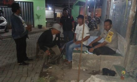 Sambangi Warga di malam Hari, Binmas Polsek Neglasari Sampaikan Pesan Kamtibmas