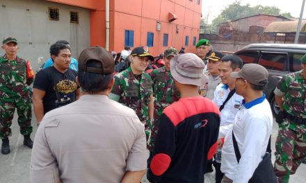 Kodim 0506/Tgr Bantu Polsek Jatiuwung Kawal Serikat Buruh Yang Berangkat ke Gedung MPR/DPR