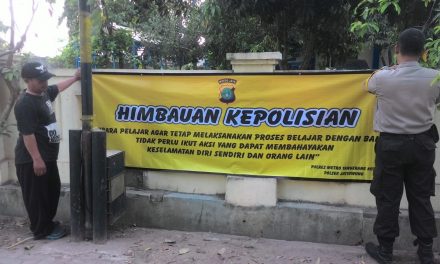 Polsek Jatiuwung Pasang Spanduk Himbauan Kepolisian di SMKN 9 Tangerang