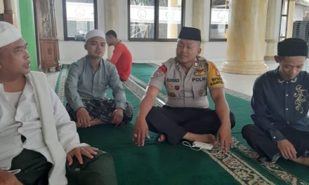 Silaturahmi Kamtibmas Dengan Warga, Rutin Dilakukan Binmas Aiptu Suryadi Usai Shalat Berjamaah