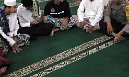 Binmas Polsek Jatiuwung, Aipda Hariyanto Silaturahmi Bersama Warga Usai Shalat Berjamaah