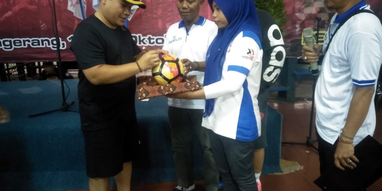 Kapolsek Jatiuwung Penandatanganan Bola dan Kick Off Pada Pekan Olah Raga Game Sport Cup (GSC) di Gor RPL 