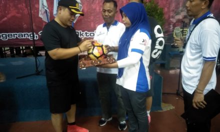 Kapolsek Jatiuwung Penandatanganan Bola dan Kick Off Pada Pekan Olah Raga Game Sport Cup (GSC) di Gor RPL 