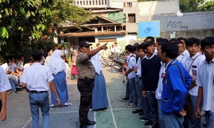 Cegah Kembalinya Aksi Demo Pelajar Ke Jakarta, Bhabinkamtibmas Polsek Cipondoh Berikan Penyuluhan