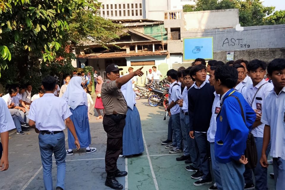 Cegah Kembalinya Aksi Demo Pelajar Ke Jakarta, Bhabinkamtibmas Polsek Cipondoh Berikan Penyuluhan