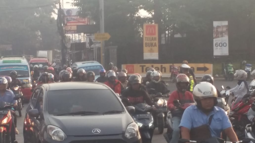 Antisipasi Kemacetan Pagi Hari, Kanit Lantas Polsek Jatiuwung Bersama Anggotanya Lakukan Pengaturan Lalulintas