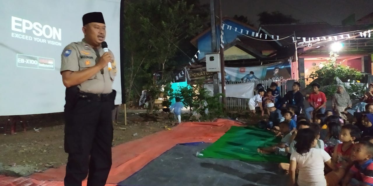 Bhabinkamtibmas Polsek Cipondoh Pantau Nobar Film G30S/PKI