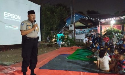 Bhabinkamtibmas Polsek Cipondoh Pantau Nobar Film G30S/PKI