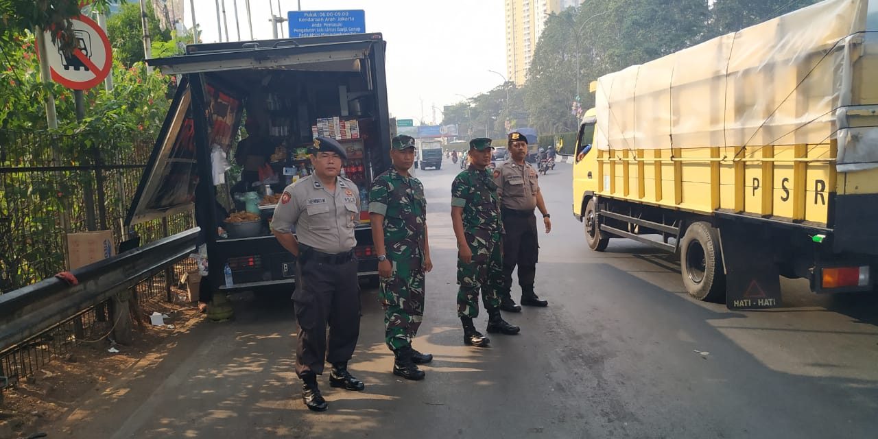 Sinergitas TNI Polri Dalam Menjaga Aksi Demo Buruh Menuju Jakarta