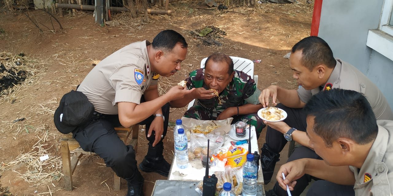 Kapolsek Cipondoh Bersama Danramil Makan Sebungkus Berdua