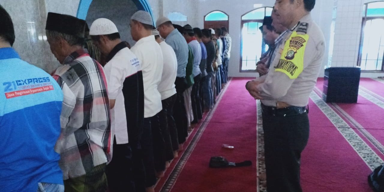 Bhabinkamtibmas Kunjungi Masjid Ketika Adzan Berkumandang