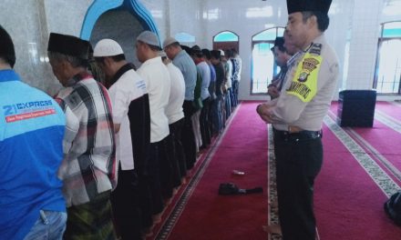 Bhabinkamtibmas Kunjungi Masjid Ketika Adzan Berkumandang