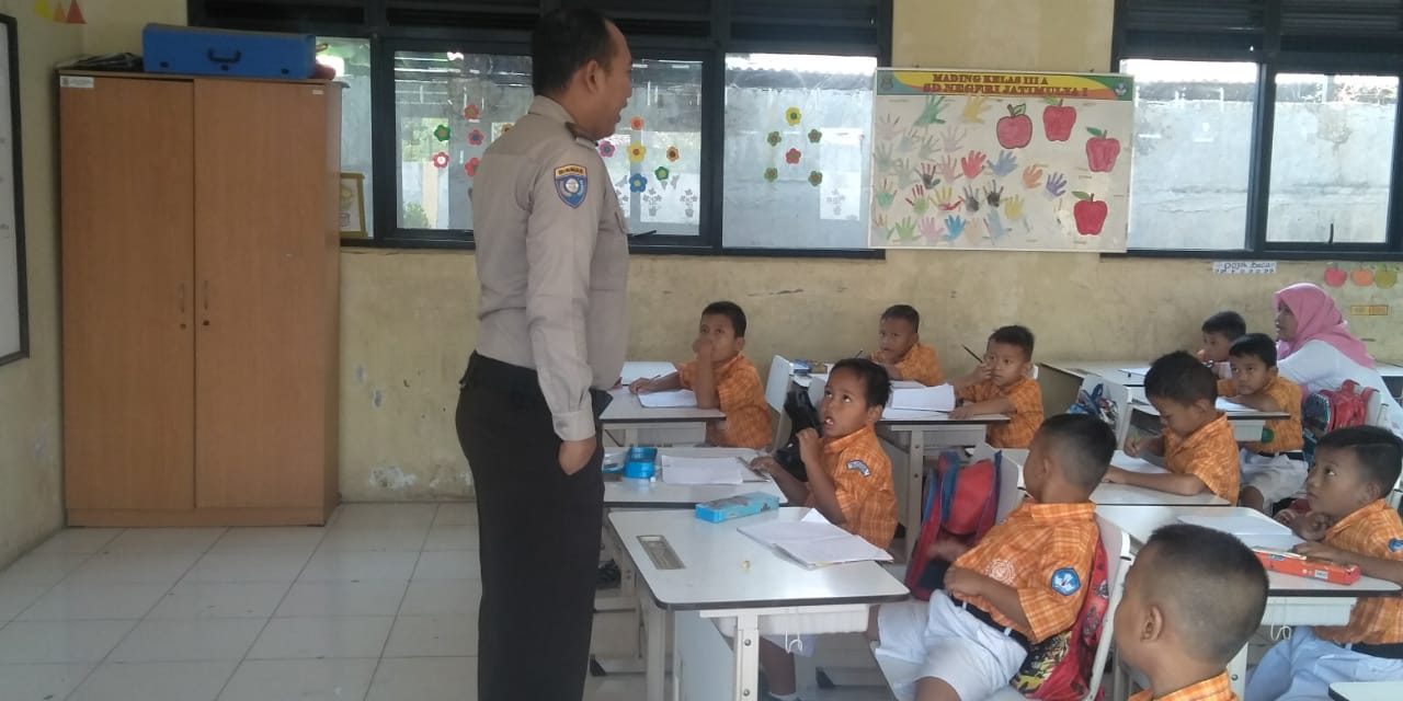 Latih Mental Pelajar Melalui Kedekatan Dengan Bhabinkamtibmas Saat Kunjungi SDN 01