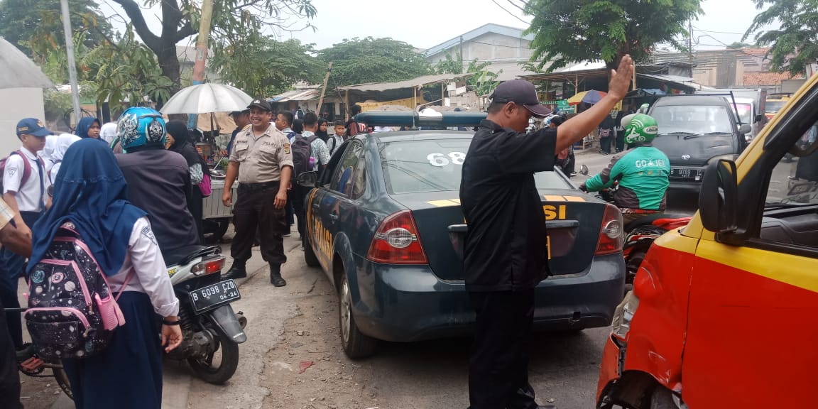 ANTISIPASI TAWURAN UNIT PATROLI 6803 GELAR PENGATURAN BUBARAN PELAJAR SMPN 15 KARAWACI