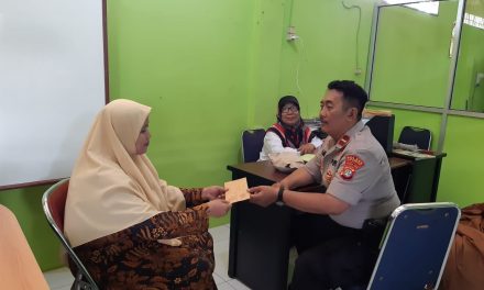 Dalam Suasana Santai, Kanit Binmas Polsek Cipondoh Ajak Pihak Sekolah Jaga Situasi Aman