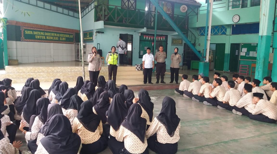 Tim Polwan Polrestro Tangkot Berikan Penyuluhan Kepada Siswa