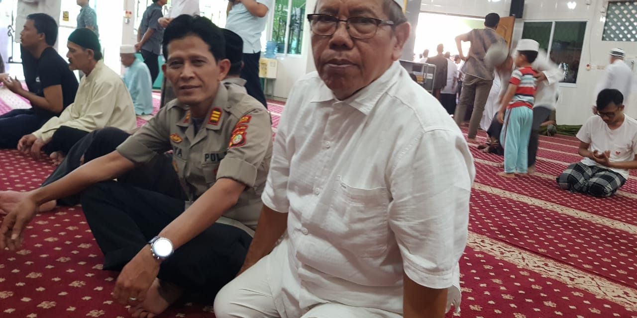 “POLISI CINTA MASJID” WAKAPOLSEK KARAWACI AKP NURJAYA SH MELAKSANAKAN SHOLAT JUM’AT  DI MASJID JAMI AL-IKLAS