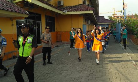 POLSEK KARAWACI GELAR PENGAMANAN GIAT JALAN SEHAT PERINGATAN HUT VIHARA PADUMUTTARA KE 56 DI AREA PARKIR UNIVERSITAS BUDHI DARMA KARAWACI