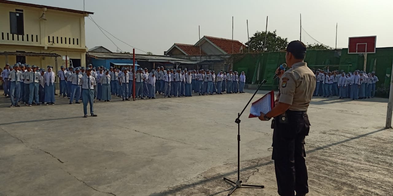 Pengibaran Bendera di SMK Lab School Dipimpin Waka Polsek Teluknaga