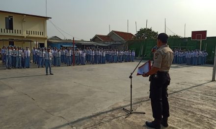 Pengibaran Bendera di SMK Lab School Dipimpin Waka Polsek Teluknaga