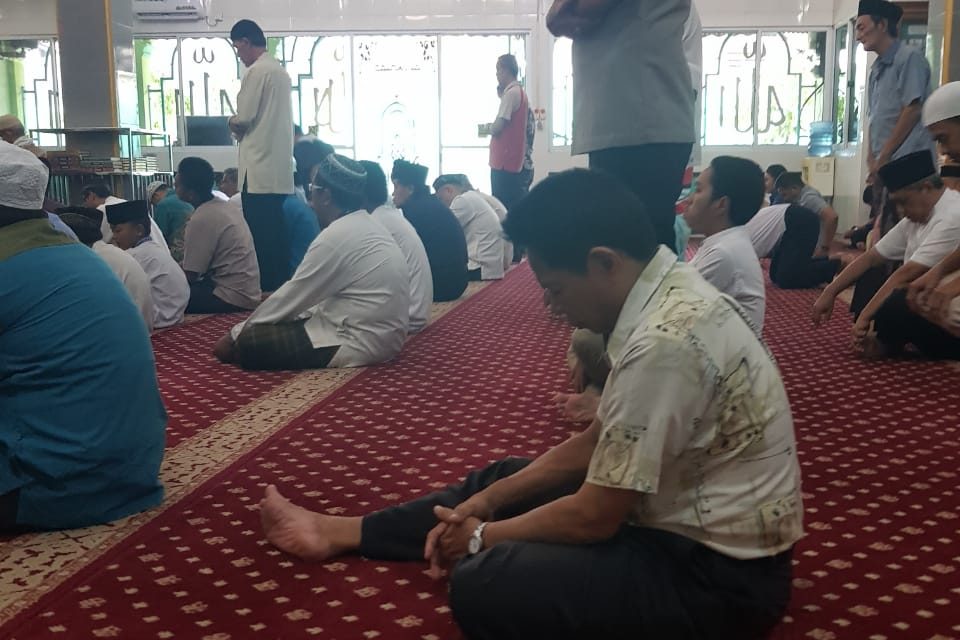 Untuk Menyejukan Hati Wakapolsek Karawaci AKP Nurjaya SH Melaksanakan Sholat Jumat Berjamaah di Mesjid Jami Al-Iklas